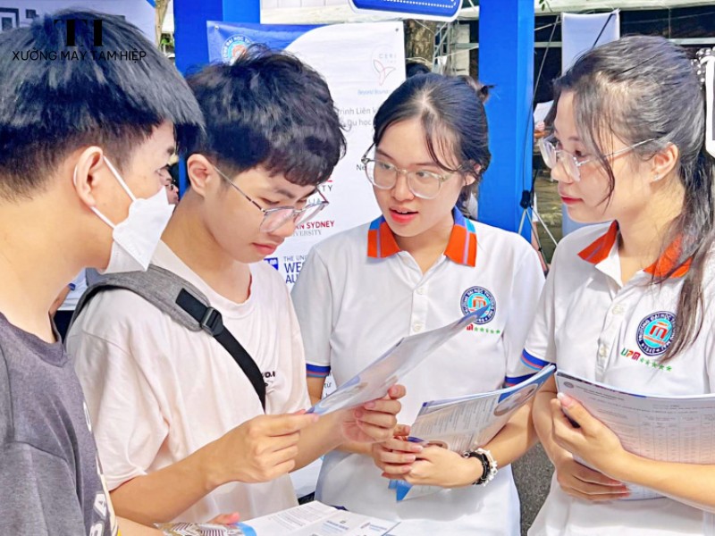 Hình ảnh sinh viên mặc đồng phục Đại học Y Hà Nội 9 Hình ảnh sinh viên mặc đồng phục Đại học Thương mại 3