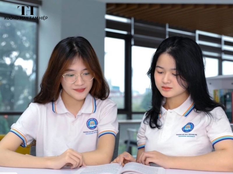 Hình ảnh sinh viên mặc đồng phục Đại học Thương mại 1