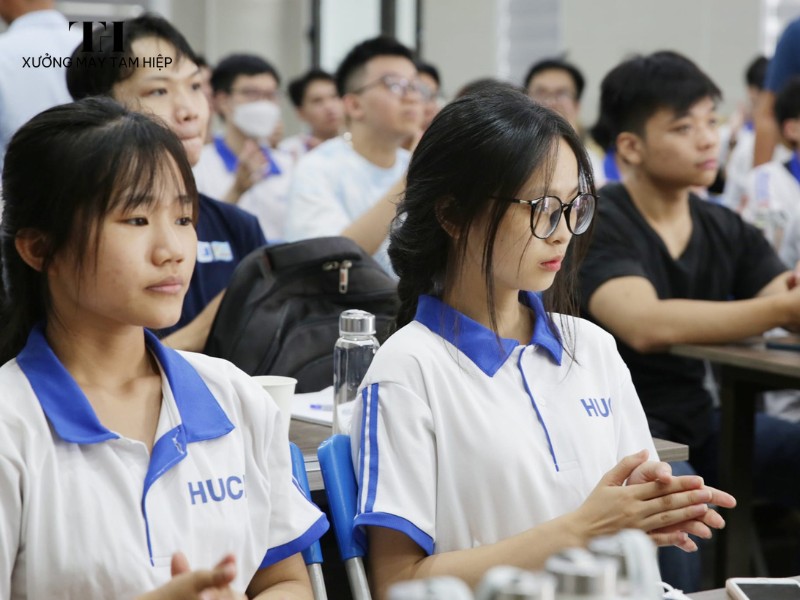 Hình ảnh sinh viên mặc đồng phục Đại học Xây dựng 1