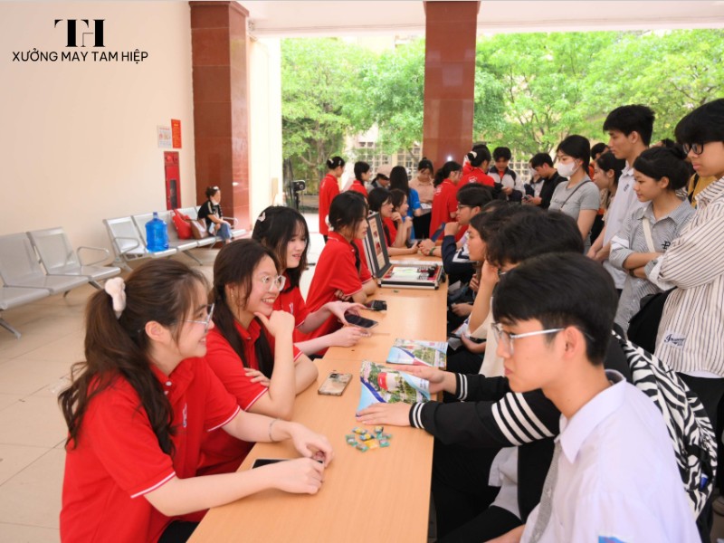 Hình ảnh sinh viên mặc đồng phục Đại học Xây dựng 13 Hình ảnh sinh viên mặc đồng phục Đại học Y Hà Nội 8