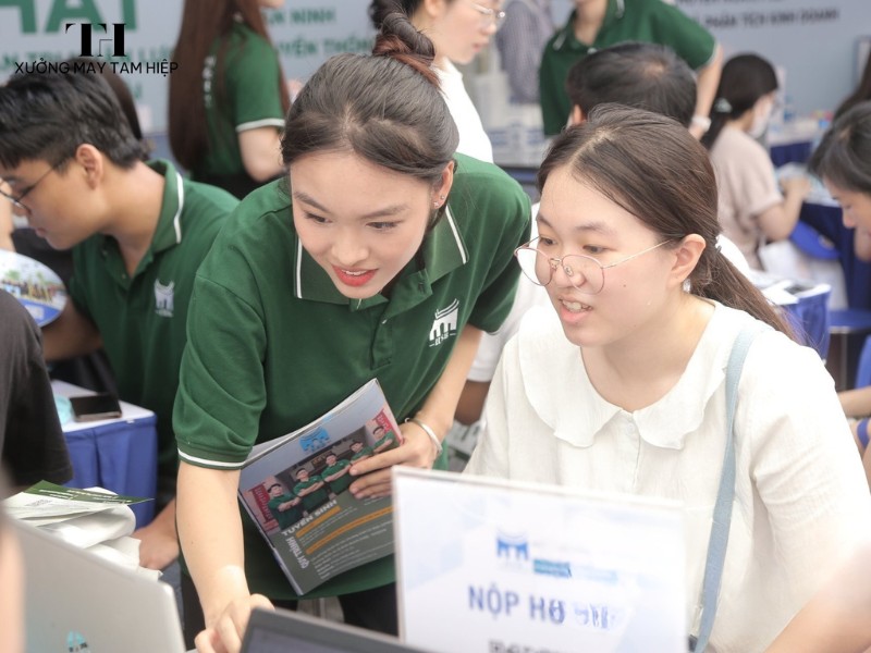 Hình ảnh sinh viên mặc đồng phục Đại học Xây dựng 12 Hình ảnh sinh viên mặc đồng phục Đại học Y tế công cộng 6