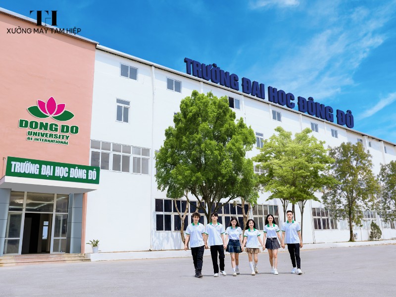 Hình ảnh sinh viên mặc đồng phục trường Đại học Đông Đô